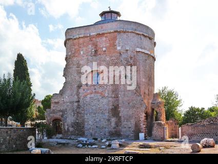 Bergama, Turchia, settembre 2018: La Torre della Basilica Rossa, chiamata anche Sala Rossa, cortile Rosso, è un monumentale tempio in rovina a Pergamon Foto Stock