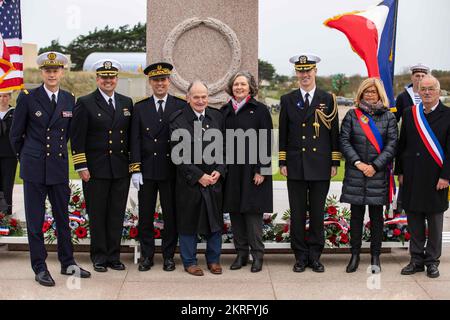 Da sinistra: Vice ADM. Marc Veran, Prefetto Marittimo per il canale e il Mare del Nord; Capt. Gary Chase, comandante della USS Normandy (CG 60); Francois Flahaut, Sous-Prefetto di la Manche; Scott Desjardins, sovrintendente del Cimitero Americano della Normandia; Elizabeth Webster, Stati Uniti Console per la Francia occidentale; Capt. Thomas Winkler, Naval Attaché, Stati Uniti Ambasciata a Parigi; Isabelle Bouyer-Maupas, Consigliere dipartimentale di la Manche; e Charles de Vallavielle, sindaco di Sainte-Marie-du-Mont e presidente dello Utah Beach Museum, posa per una foto dopo una cerimonia di deposizione della corona al Bat americano Foto Stock