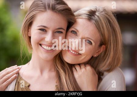 Così fiero di sua figlia. Ritratto di una madre felice e figlia. Foto Stock