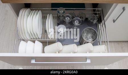 Moderna cucina personalizzata con cassetti per utensili. Accessori in cucina, domestico Foto Stock