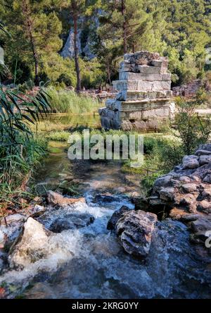 Olimpo, Antalya, Turchia, 2019 maggio: Le rovine dell'antica città di Olympos (Olimpo). Paesaggio e ruscello dalla città Licia Foto Stock