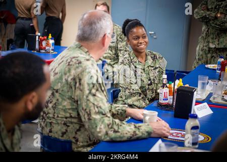 221116-N-TR141-1213 CARTAGENA, Colombia (16 novembre 2022) posteriore ADM. Bruce L. Gillingham, chirurgo Generale, Capo Ufficio di Medicina e Chirurgia, visite con Ospedale Corpsman 3rd Classe Alexia Ramos, da Miramar, Florida, durante un tour a bordo della nave ospedale USNS Comfort (T-AH 20) durante la prosecuzione Promise 2022 a Cartagena, Colombia, 16 novembre 2022. Comfort viene distribuito alla flotta degli Stati Uniti 4th a sostegno della promessa continua 2022, una missione di assistenza umanitaria e di buona volontà che conduce cure mediche dirette, cure veterinarie di spedizione e scambi di esperti in materia con cinque nazioni partner in t Foto Stock