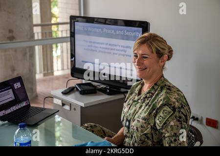 221116-N-LP924-1088 CARTAGENA, Colombia (16 novembre 2022) CMdR. Julie Shuab, di Mayport, Florida, assegnato alla nave ospedaliera USNS Comfort (T-AH 20), tiene un seminario durante un evento di Women’s, Peace and Security (WPS) con assistenza medica gratuita come parte di Continuing Promise 2022 a Juan Fe, a Cartagena, Colombia, 16 novembre 2022. Comfort viene distribuito alla flotta degli Stati Uniti 4th a sostegno della promessa continua 2022, una missione di assistenza umanitaria e di buona volontà che conduce cure mediche dirette, cure veterinarie di spedizione e scambi di esperti in materia con cinque nazioni partner nei Caraibi, centrale Foto Stock