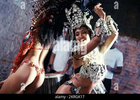 Le performance dal vivo sono la sua passione. due bellissimi ballerini di samba e la loro band. Foto Stock