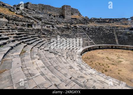 Milet, Aydın, Turchia, 2021 settembre: Rovine dell'antico teatro greco a Mileto, sulla costa occidentale dell'Anatolia, nell'antica Caria Foto Stock