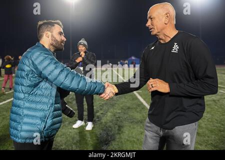 Los Alamitos Griffins capo allenatore Ray Fenton (a destra) scuote le mani con Scorebook Live reporter Connor Morrissette dopo una CIF Southern Section Division Foto Stock