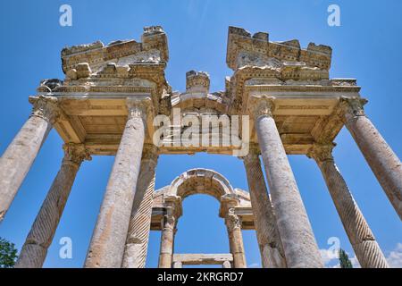 Aydin, Turchia - 12 agosto 2021: Tetrapilone di porta monumentale ad Afrodisias che è una città d'epoca romana notevolmente conservata nell'antica Caria Foto Stock