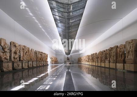 Aydin, Turchia - 12 agosto 2021: Rilievi e sculture antiche uniche in mostra nel museo Afrodisias. Foto Stock