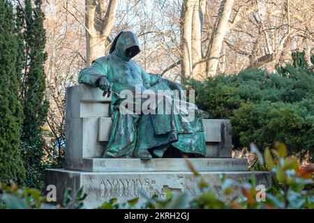 BUDAPEST - 19 GENNAIO: Statua di Anonymus nel Parco cittadino di Budapest il 19 gennaio. 2022 in Ungheria. Questo monumento è stato creato da Miklos Ligeti nel 1 Foto Stock