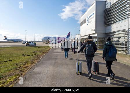 DEBRECEN - GENNAIO 21: Passeggeri a piedi per l'aereo prima del volo con la compagnia aerea Wizz Air a Debrecen il 21 Gennaio. 2022 in Ungheria Foto Stock