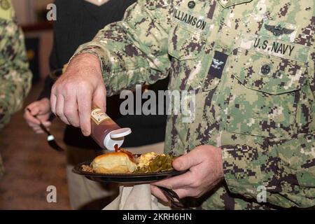 GRANDI LAGHI, il. (17 novembre 2022) morale, benessere e ricreazione hanno tenuto un pranzo al per annunciare i vincitori della 2022 Naval Station Great Lakes Captian's Cup. Inaugurato nel 1911, NSGL è la più grande installazione di addestramento della Marina e la sede dell'unico Boot Camp della Marina. Situato su oltre 1600 acri di terreno affacciato sul Lago Michigan, l'installazione comprende 1.153 edifici di cui 39 nel Registro Nazionale dei luoghi storici. NSGL supporta oltre 50 comandi ed elementi locatari e oltre 20.000 marinai, marines, soldati e civili DoD che vivono e lavorano all'installazione. Foto Stock