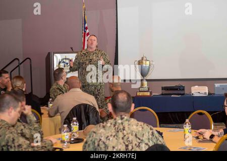 GRANDI LAGHI, il. (17 novembre 2022) morale, benessere e ricreazione hanno tenuto un pranzo al per annunciare i vincitori della 2022 Naval Station Great Lakes Captian's Cup. Inaugurato nel 1911, NSGL è la più grande installazione di addestramento della Marina e la sede dell'unico Boot Camp della Marina. Situato su oltre 1600 acri di terreno affacciato sul Lago Michigan, l'installazione comprende 1.153 edifici di cui 39 nel Registro Nazionale dei luoghi storici. NSGL supporta oltre 50 comandi ed elementi locatari e oltre 20.000 marinai, marines, soldati e civili DoD che vivono e lavorano all'installazione. Foto Stock