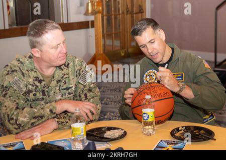 GRANDI LAGHI, il. (17 novembre 2022) morale, benessere e ricreazione hanno tenuto un pranzo al per annunciare i vincitori della 2022 Naval Station Great Lakes Captian's Cup. Inaugurato nel 1911, NSGL è la più grande installazione di addestramento della Marina e la sede dell'unico Boot Camp della Marina. Situato su oltre 1600 acri di terreno affacciato sul Lago Michigan, l'installazione comprende 1.153 edifici di cui 39 nel Registro Nazionale dei luoghi storici. NSGL supporta oltre 50 comandi ed elementi locatari e oltre 20.000 marinai, marines, soldati e civili DoD che vivono e lavorano all'installazione. Foto Stock