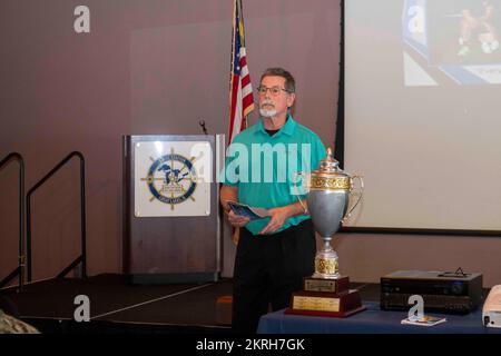 GRANDI LAGHI, il. (17 novembre 2022) morale, benessere e ricreazione hanno tenuto un pranzo al per annunciare i vincitori della 2022 Naval Station Great Lakes Captian's Cup. Inaugurato nel 1911, NSGL è la più grande installazione di addestramento della Marina e la sede dell'unico Boot Camp della Marina. Situato su oltre 1600 acri di terreno affacciato sul Lago Michigan, l'installazione comprende 1.153 edifici di cui 39 nel Registro Nazionale dei luoghi storici. NSGL supporta oltre 50 comandi ed elementi locatari e oltre 20.000 marinai, marines, soldati e civili DoD che vivono e lavorano all'installazione. Foto Stock