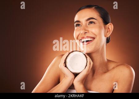 Cocco, cura della pelle e bellezza donna in studio per la pubblicità naturale dei prodotti o mockup di marketing. Idea, pensiero o modello di faccia eccitato con frutto Foto Stock