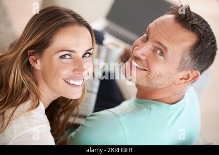 Sfruttando al meglio il loro sabato pigro. Ritratto di una coppia che si rilassa a casa. Foto Stock