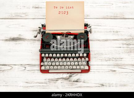 Risoluzioni per il nuovo anno. Macchina da scrivere vintage To Do List 2023 Foto Stock