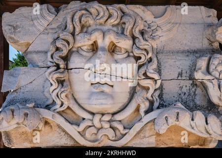 Didim, Aydin, Turchia - 23 agosto 2021: Particolare della testa di Medusa scolpita in pietra nel Tempio Apollo, Didima, la famosa figura di Medusa Foto Stock