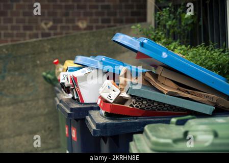 Contenitore dei rifiuti traboccato di cartone Foto Stock