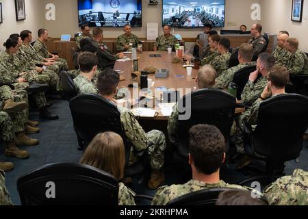 221117-N-MH811-1012 PEARL HARBOR (17 novembre 2022) — ADM posteriore Michael Vernazza, Comandante, Fleet Information Warfare Command/Information Warfare Task Force Pacific, si rivolge a un gruppo di ufficiali minori in un pannello ufficiale di bandiera tenuto durante il Comandante inaugurale, Submarine Force US Pacific Fleet Junior Officer Undersea Symposium and Training (JOUST), 17 novembre 2022. Pacific JOUST è un evento per tutta la comunità, pianificato e eseguito da giovani ufficiali per sviluppare gli Stati Uniti I futuri leader di guerra sottomarini della Marina. (Badge sfocati per motivi di sicurezza). Foto Stock