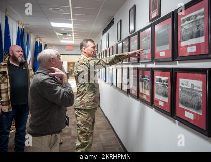 La Divisione di preparazione 81st Vice comandante Generale-sostegno (DCG-S), Brig. Il generale Eric Folkestad ha fatto visita al 412th Theater Engineer Command (TEC) di Vicksburg, MS, per visitare la sede centrale e discutere di riparazioni e abbellimento. Foto Stock