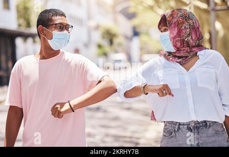 Covid handshake, gomito di saluto e amici benvenuto di persone con una maschera all'aperto. Coppia insieme con il benvenuto di distanza sociale per il giro della città e. Foto Stock