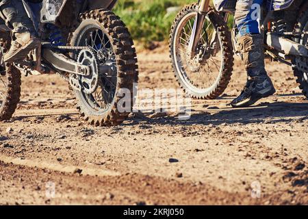 È il momento di rippare questo brano. due piloti di motocross durante una gara. Foto Stock