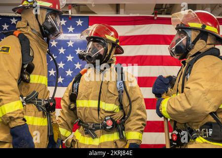 221118-N-CM110-1010 OCEANO PACIFICO (18 novembre 2022) – i marinai attendono istruzioni durante una sessione generale di perforazione a bordo di un vettore di assalto anfibio USS Tripoli (LHA 7) 18 novembre 2022. Tripoli sta conducendo operazioni di routine nella U.S. 3rd Fleet. Foto Stock