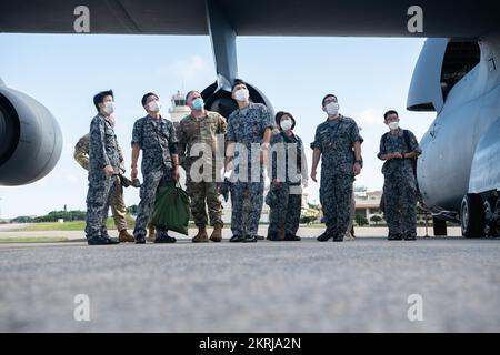 STATI UNITI James Lee, terzo da sinistra, 733rd Air Mobility Squadron Air Terminal Operations Center Section Chief, dà ai membri della Japan Air Self Defense Force un tour di un C-5M Super Galaxy alla Kadena Air base, Giappone, 18 novembre 2022. Il tour ha permesso alle forze JASDF di familiarizzare con gli aerei militari statunitensi per aumentare l'interoperabilità delle forze americane e giapponesi. Foto Stock