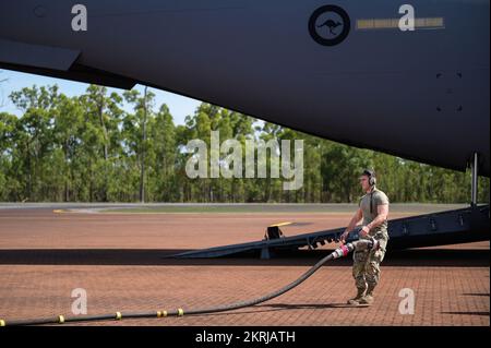 STATI UNITI Air Force Airman 1st Class William Baldwin, 15th Aircraft Maintenance Squadron Crew Chief, restituisce la manichetta del carburante dopo aver rifornito una Royal Australian Air Force C-17 Globemaster III durante Exercise Global Dexterity alla base RAAF Scherger, Mission River, Australia, 18 novembre 2022. Esercitazione Global Dexterity 2022 è in corso presso la base RAAF di Amberley, ed è stato progettato per contribuire a sviluppare le capacità tattiche bilaterali di sollevamento aereo e airdrop dell'USAF e del RAAF. Sia gli Stati Uniti che l'Australia si affidano al C-17A per fornire un volo strategico e tattico attraverso la regione di Indo-Pacifico con il suo Foto Stock