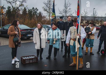 I soldati assegnati a 41st FAB HHB BDE celebrano la loro nuova partnership con i rappresentanti della comunità di Flossenbürg, tra cui il sindaco Thomas Meiler, a Grafenwoehr, Germania, 17 novembre 2022. I rappresentanti di Flossenbürg sono venuti a Grafenwoehr per condurre una proposta di partnership con la loro nuova unità partner e segnare un nuovo legame culturale e relazionale tra la comunità tedesca e l'unità militare. Foto Stock