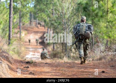 I soldati della guardia nazionale della Georgia assegnati al Battaglione dell'ingegnere della Brigata del 177th hanno completato una marcia a tempo durante una gara di battaglione del miglior guerriero a Fort Gordon, GA., 19 novembre 2022. Foto Stock