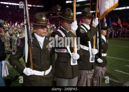 La guardia colorata di Fort Jackson presenta la bandiera degli Stati Uniti durante le attività all'intervallo del saluto della University of South Carolina alla partita di football delle truppe. La guardia colorata rappresentava l'esercito durante il gioco, dove la scuola onorava il membro di servizio di tutti i rami delle forze armate statunitensi. Fort Jackson, Gamecocks, Kelly, NCAA, salute to Service, TRADOC, Foto Stock