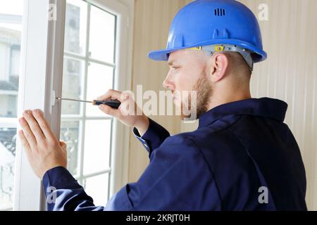 primo piano di una finestra di fissaggio manuale dei riparatori Foto Stock