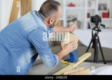 vista posteriore di uomo che fa falegnameria blog Foto Stock