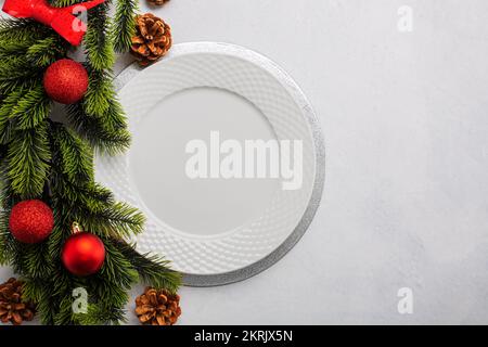 Tavola di Natale impostazione costituita da un piatto bianco vuoto. Vista dall'alto con spazio di copia Foto Stock