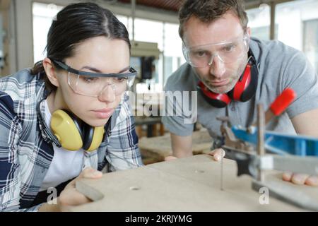 ritratto degli ingegneri che lavorano sulla macchina di fabbrica Foto Stock