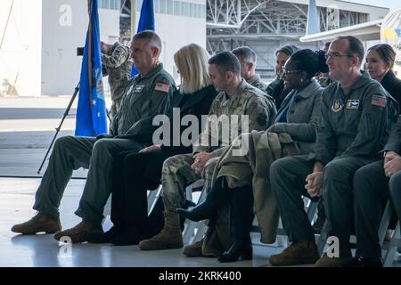 STATI UNITI John Healy (estrema destra), capo della Air Force Reserve e comandante della Air Force Reserve Command, siede tra i diversi illustri visitatori alla cerimonia della Distinguished Flying Cross presso la Joint base Charleston, South Carolina, 21 novembre 2022. La cerimonia del DFC è stata la più grande del suo genere, e 51 Airmen sono stati presentati il DFC per le loro azioni eroiche durante l'operazione Allies Refuge evacuazione. Cinque cittadini della riserva Airmen del 315th Airlift Squadron sono stati tra i destinatari. Foto Stock