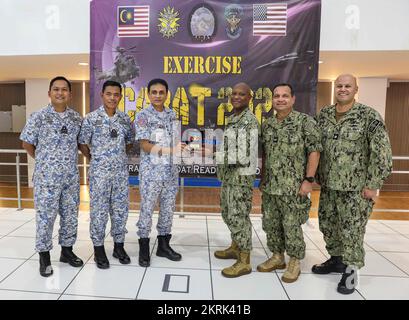 221121-N-FO714-1231 KUANTAN, Malesia (21 novembre 2022) Capo della Marina Malese reale Ahmad Rashidi bin Othman, comandante della nave di pattuglia offshore Kedah KD Selangor (F 176), CMdR. Emmry Sharil bin Mokhtar, comandante della fregata missilistica guidata di classe Lekiu KD Jebat (FFG 29), primo ADM. Baharudin bin WAN MD NOR, vice capo di stato maggiore per la forza militare malese Joint Force Headquarters Joint Operation Division, USA Capo della Marina Walter Mainor, comandante, Task Force 71, Capo Muhammad Muzzafar Khan, Difesa Attache per Malesia e CMdR. Clayton Beas, che comanda l'offi Foto Stock