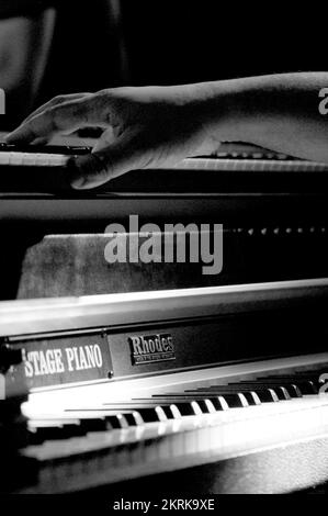 ROY AYERS, CONCERTO, 2006: La band di supporto del padrino degli Acid Jazz live at the Point a Cardiff, Galles, Regno Unito, il 12 luglio 2006. Figura: ROB WATKINS. INFO: Roy Ayers è un vibrafonista e cantante jazz americano, rinomato per il suo influente lavoro nel jazz, nel funk e nel soul. Con album classici come "Everybody Loves the Sunshine", Ayers è diventata una figura chiave nello sviluppo della musica jazz e fusion. Foto Stock