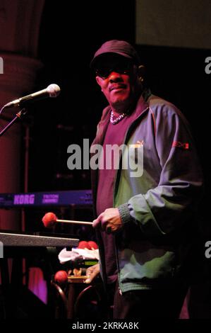 ROY AYERS, CONCERTO, 2006: The Godfather of Acid Jazz, ROY AYERS, suona dal vivo al Point di Cardiff, 12 luglio 2006. Figura: ROB WATKINS. INFO: Roy Ayers è un vibrafonista e cantante jazz americano, rinomato per il suo influente lavoro nel jazz, nel funk e nel soul. Con album classici come "Everybody Loves the Sunshine", Ayers è diventata una figura chiave nello sviluppo della musica jazz e fusion. Foto Stock