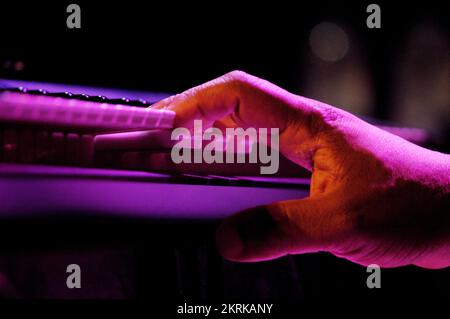 ROY AYERS, CONCERTO, 2006: La band di supporto del padrino degli Acid Jazz live at the Point a Cardiff, Galles, Regno Unito, il 12 luglio 2006. Figura: ROB WATKINS. INFO: Roy Ayers è un vibrafonista e cantante jazz americano, rinomato per il suo influente lavoro nel jazz, nel funk e nel soul. Con album classici come "Everybody Loves the Sunshine", Ayers è diventata una figura chiave nello sviluppo della musica jazz e fusion. Foto Stock