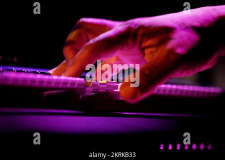 ROY AYERS, CONCERTO, 2006: La band di supporto del padrino degli Acid Jazz live at the Point a Cardiff, Galles, Regno Unito, il 12 luglio 2006. Figura: ROB WATKINS. INFO: Roy Ayers è un vibrafonista e cantante jazz americano, rinomato per il suo influente lavoro nel jazz, nel funk e nel soul. Con album classici come "Everybody Loves the Sunshine", Ayers è diventata una figura chiave nello sviluppo della musica jazz e fusion. Foto Stock