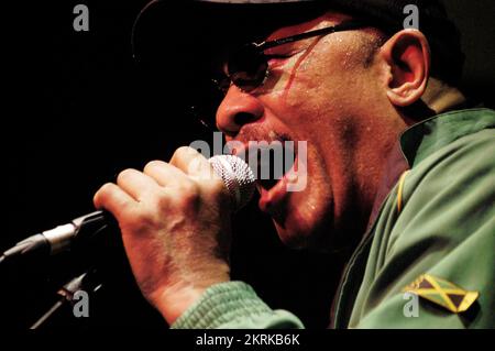 ROY AYERS, CONCERTO, 2006: The Godfather of Acid Jazz, ROY AYERS, suona dal vivo al Point di Cardiff, 12 luglio 2006. Figura: ROB WATKINS. INFO: Roy Ayers è un vibrafonista e cantante jazz americano, rinomato per il suo influente lavoro nel jazz, nel funk e nel soul. Con album classici come "Everybody Loves the Sunshine", Ayers è diventata una figura chiave nello sviluppo della musica jazz e fusion. Foto Stock