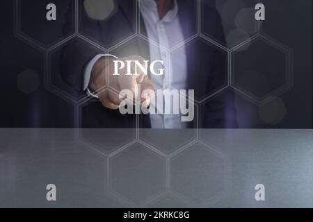 uomo d'affari che preme il tasto virtuale , ping, concetto di tracking o test di velocità . Foto Stock