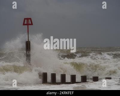 Onde invernali schizzare contro i marcatori di Groyne sulla spiaggia di Boscombe, Bournemouth Foto Stock