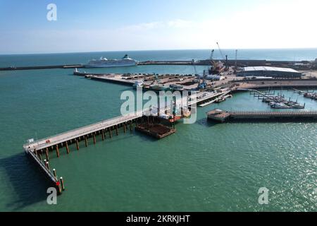 Piattaforma di lavoro offshore ormeggiata nel porto di dover vista aerea drone UK Foto Stock