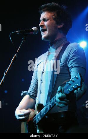 ROSS MILLARD, FUTUREHEADS, GIOVANE, 2005: Ross Millard, cantante e chitarrista dei Futureheads durante il NME Tour alla Cardiff University, 6 febbraio 2005. Fotografia: ROB WATKINS. INFO: The Futureheads sono un gruppo rock britannico formatosi nel 2000 a Sunderland. Noti per il loro energico suono revival post-punk e melodie accattivanti, hanno guadagnato importanza con il loro album di debutto omonimo e successi come "Hounds of Love", diventando influenti nella scena indie rock. Foto Stock