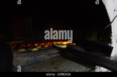 Un forno tradizionale a legna specializzato in Ka’ek al-Qds - Sesame pane in bagel. Quartiere cristiano, città vecchia di Gerusalemme. Foto Stock