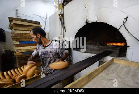 Un forno tradizionale a legna specializzato in Ka’ek al-Qds - Sesame pane in bagel. Quartiere cristiano, città vecchia di Gerusalemme. Foto Stock